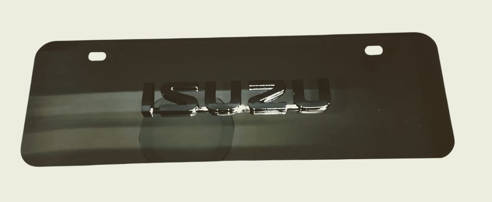 PLACA DE METAL CON LOGO ISUZU