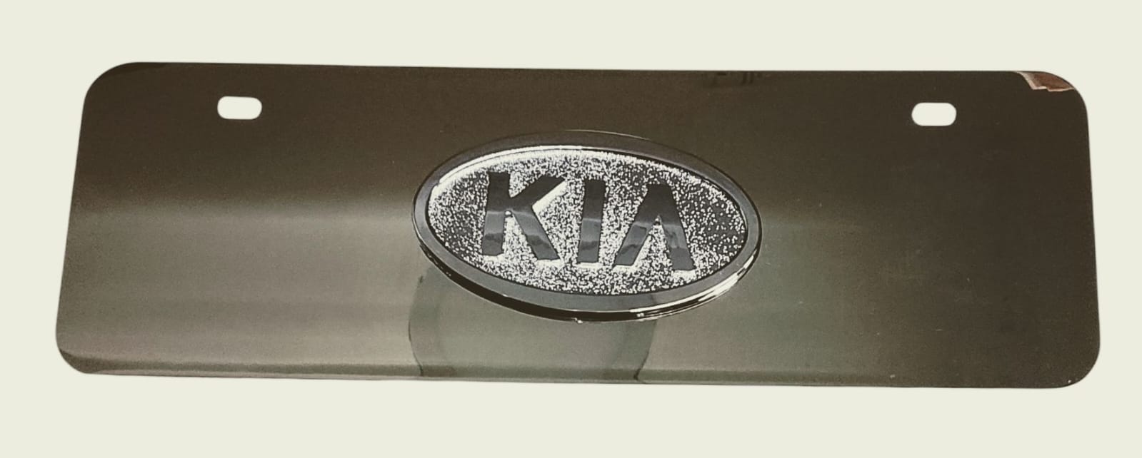 PLACA DE METAL CON LOGO KIA